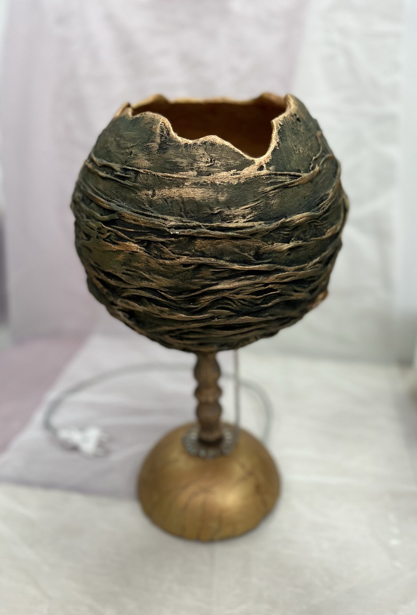 Лампа настольная из арт-бетона, бронзовая